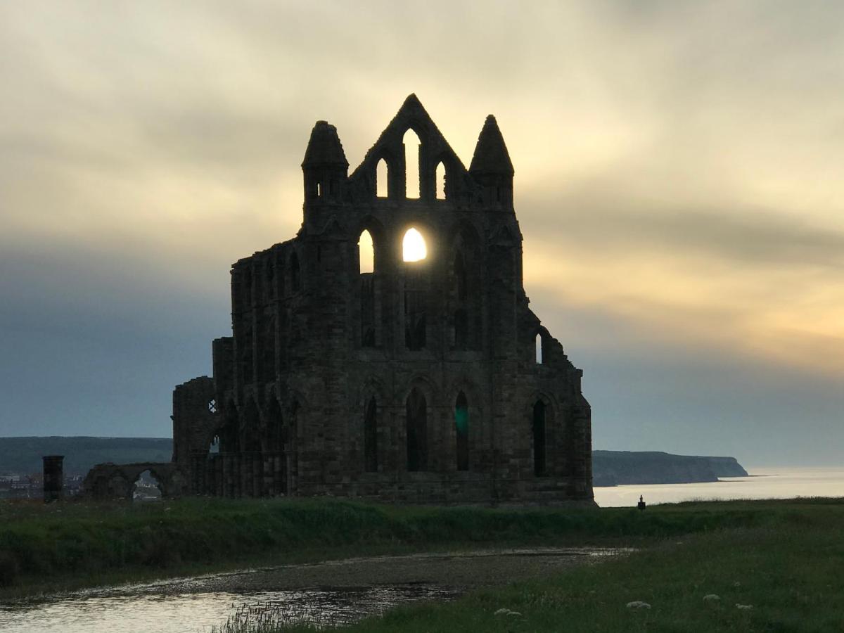Low Tide Whitby Bagian luar foto