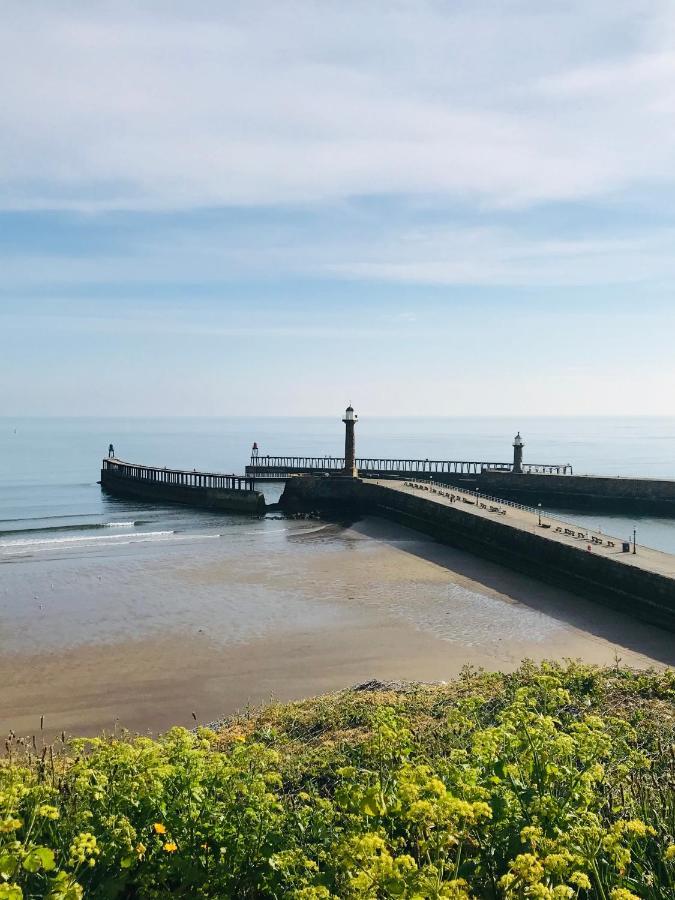 Low Tide Whitby Bagian luar foto